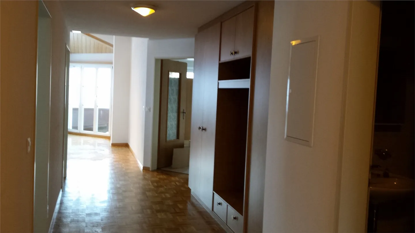 SONNIGE, HELLE  4 1/2  ZIMMERWOHNUNG MIT TRAUMHAFTER AUSSICHT - Foto 10 di 26