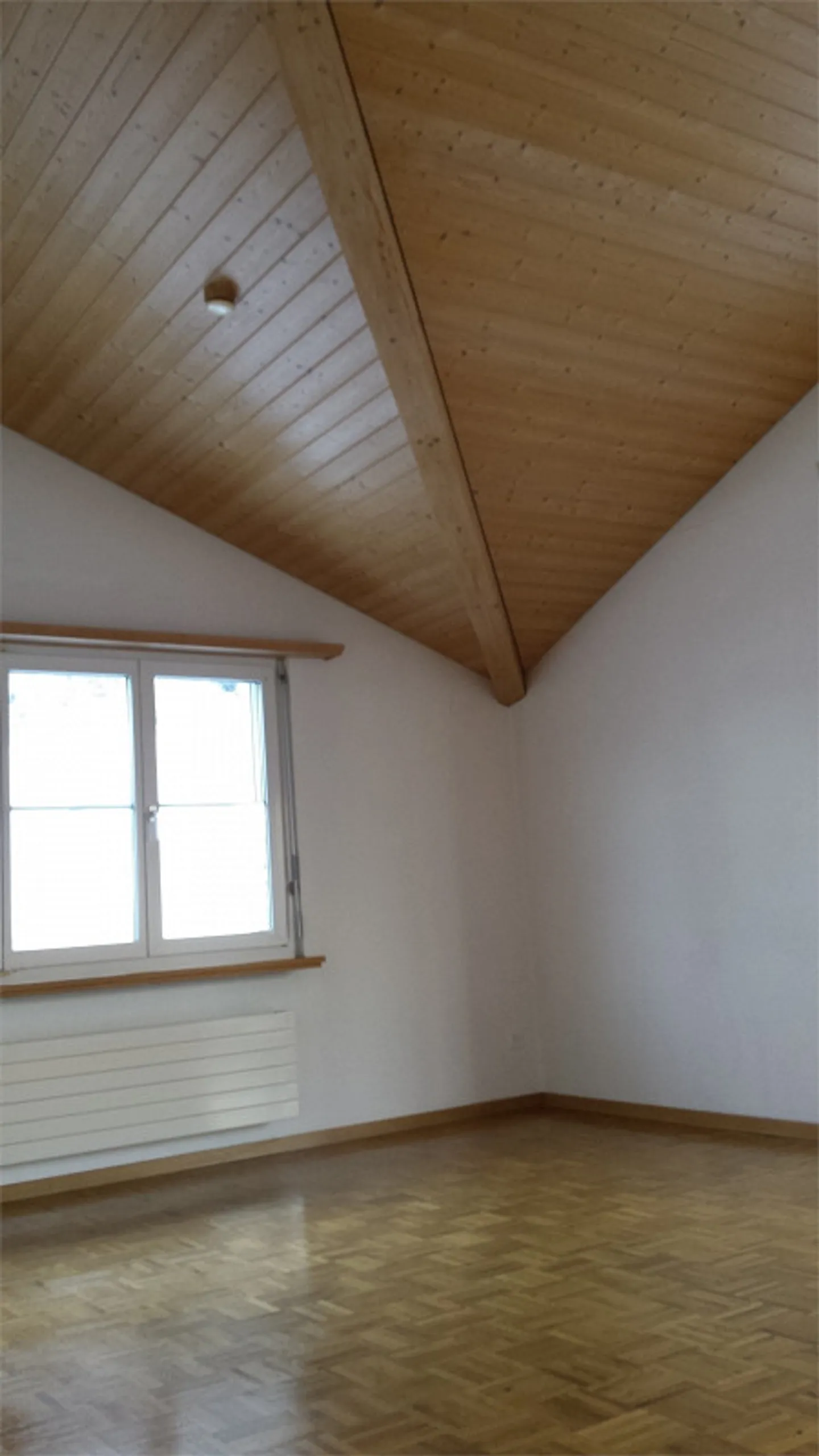 SONNIGE, HELLE  4 1/2  ZIMMERWOHNUNG MIT TRAUMHAFTER AUSSICHT - Foto 4 di 26