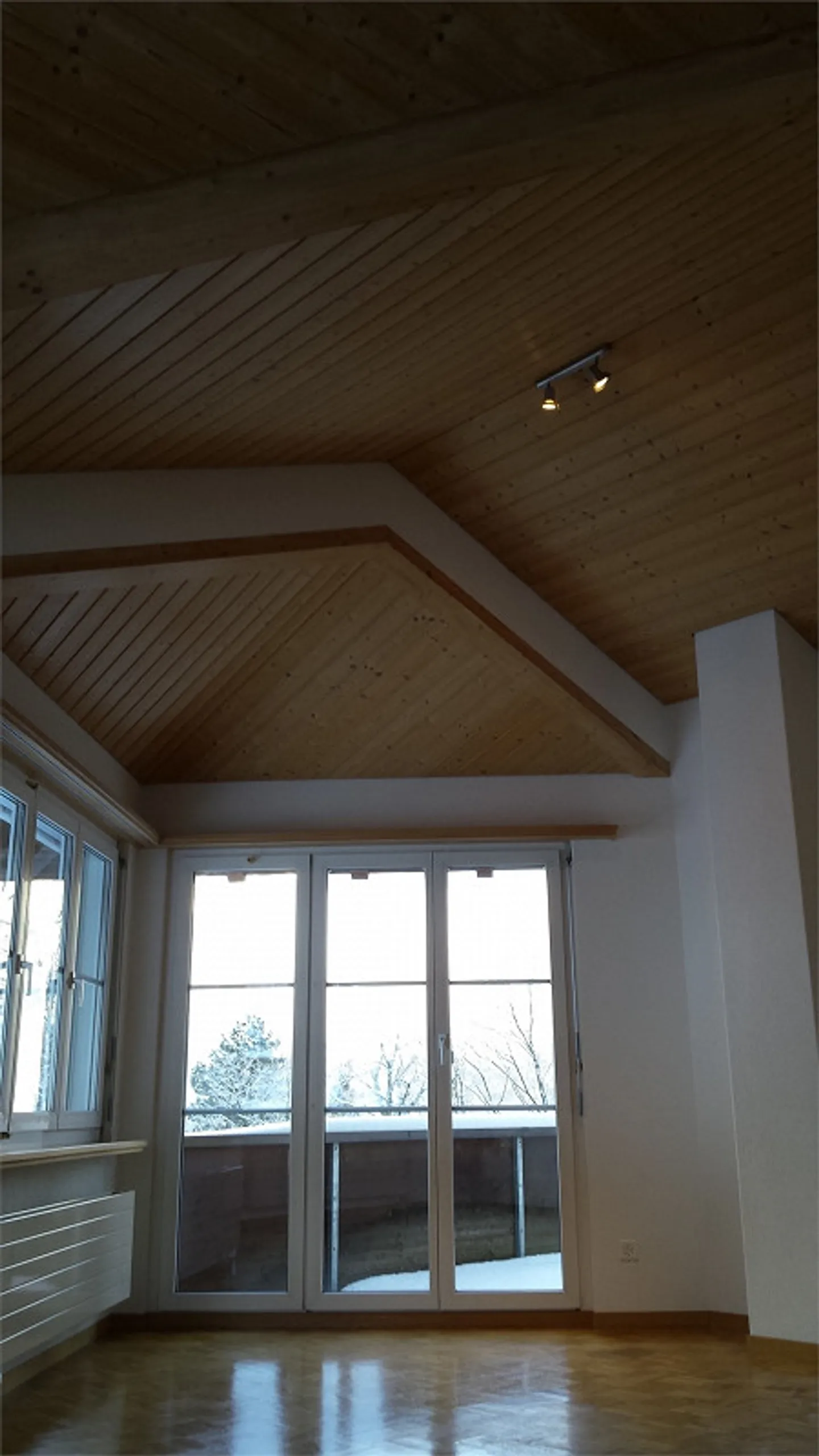 SONNIGE, HELLE  4 1/2  ZIMMERWOHNUNG MIT TRAUMHAFTER AUSSICHT - Foto 5 di 26