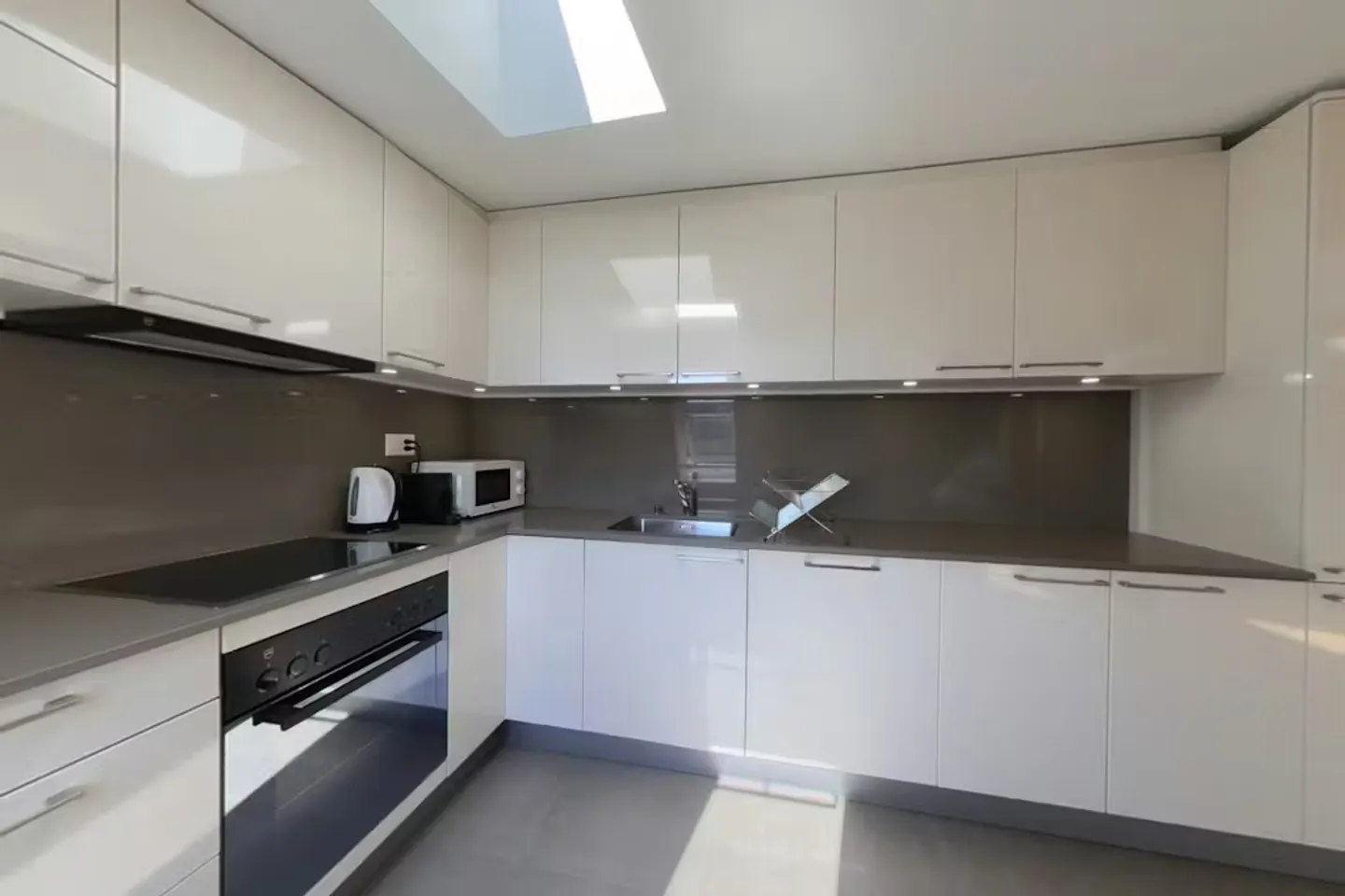 Stunning 3-Bedroom Apartment - Photo 3 of 10