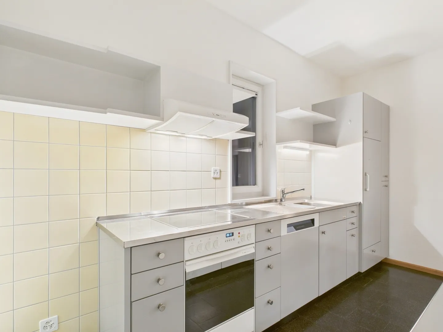 Ampio appartamento di 3,5 locali con balcone a Biel-Benken BL - Foto 4 di 10