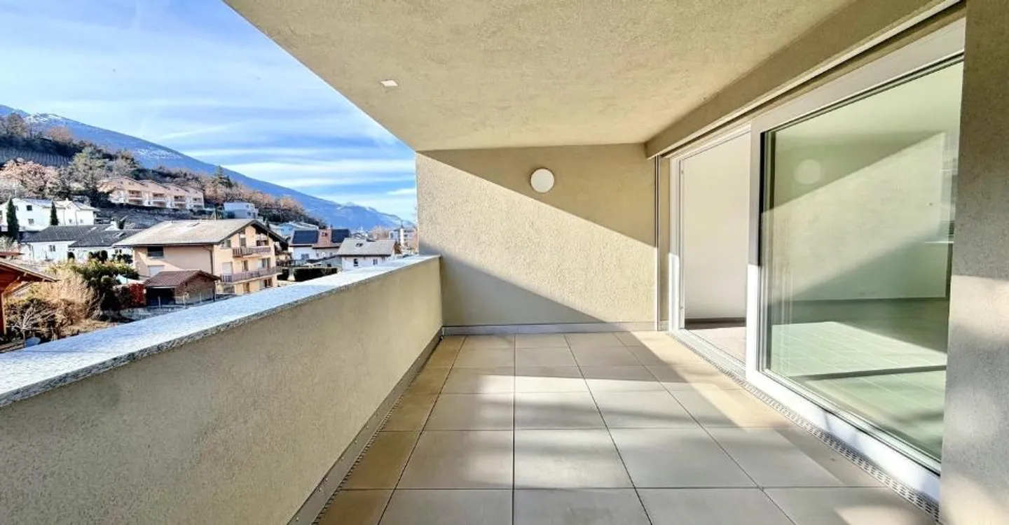 Modern Apartment with Balconies - Photo 2 of 10