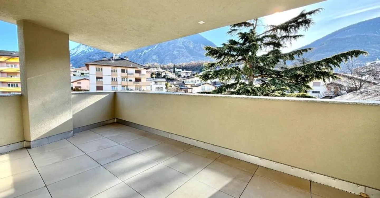 Modern Apartment with Balconies - Photo 3 of 10