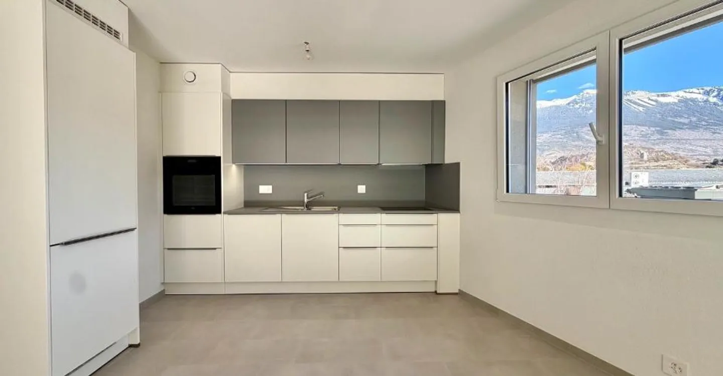 Modern Apartment with Balconies - Photo 4 of 10
