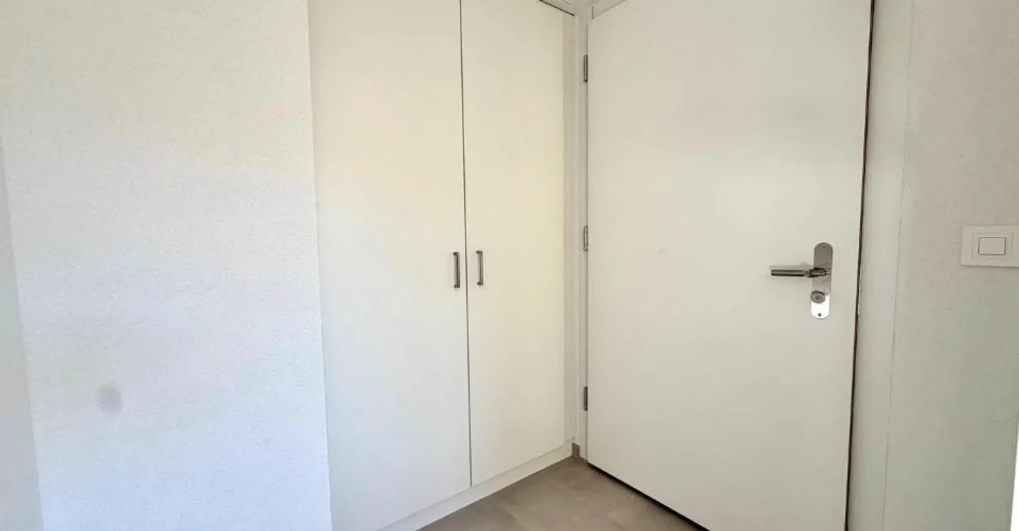 Modern Apartment with Balconies - Photo 5 of 10