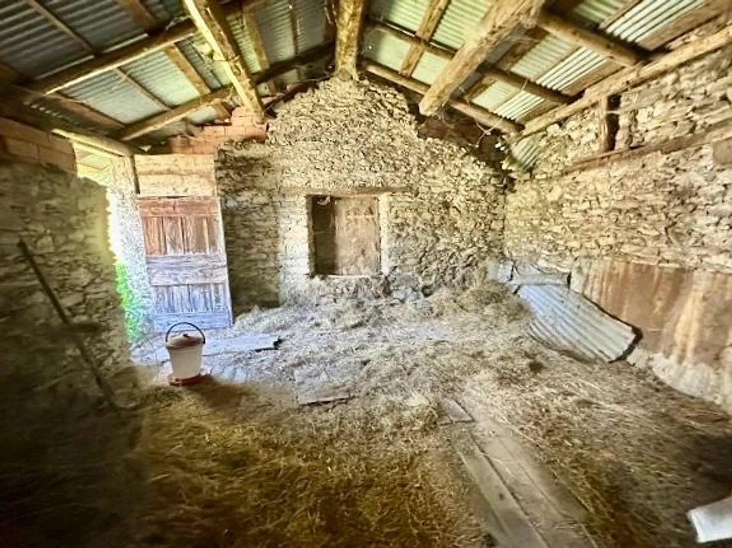 Rustique de 4 pièces à rénover avec vue panoramique et environnement - Photo 2 sur 18
