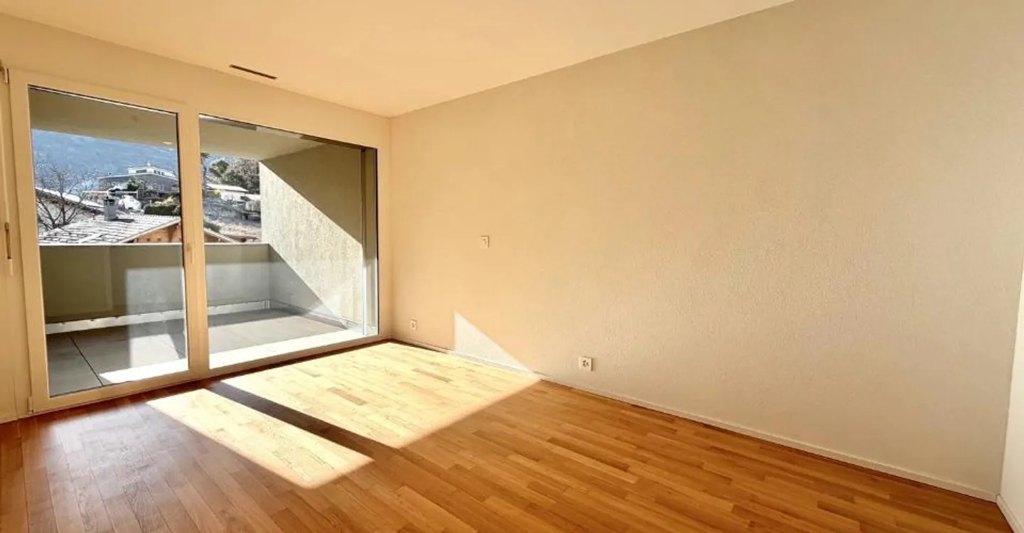 Modern Apartment with Balconies - Photo 8 of 10