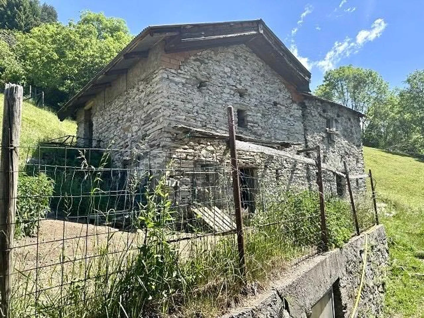 Rustique de 4 pièces à rénover avec vue panoramique et environnement - Photo 4 sur 18