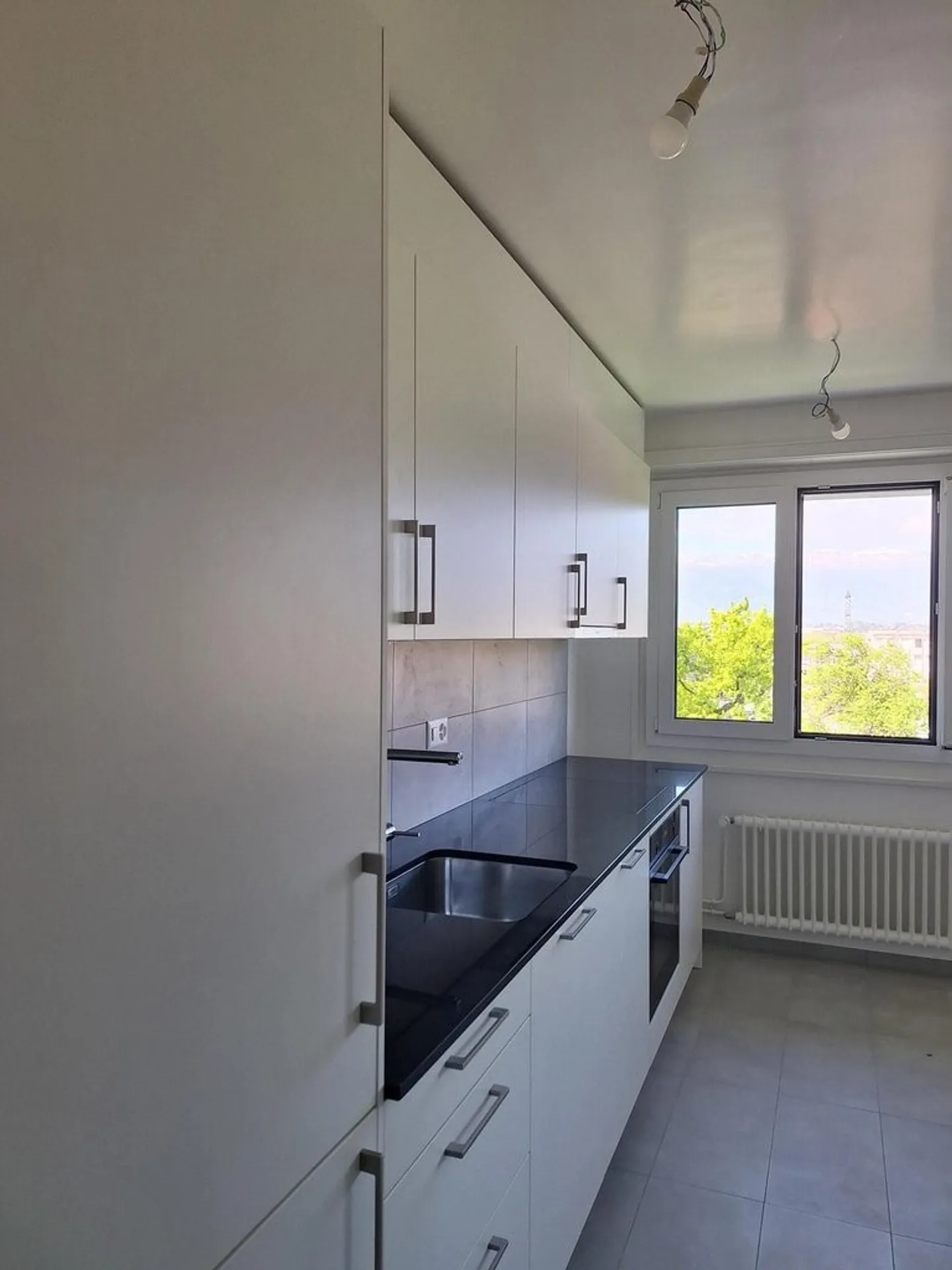 Completely renovated apartment, ideal near the Nations - Photo 2 of 8