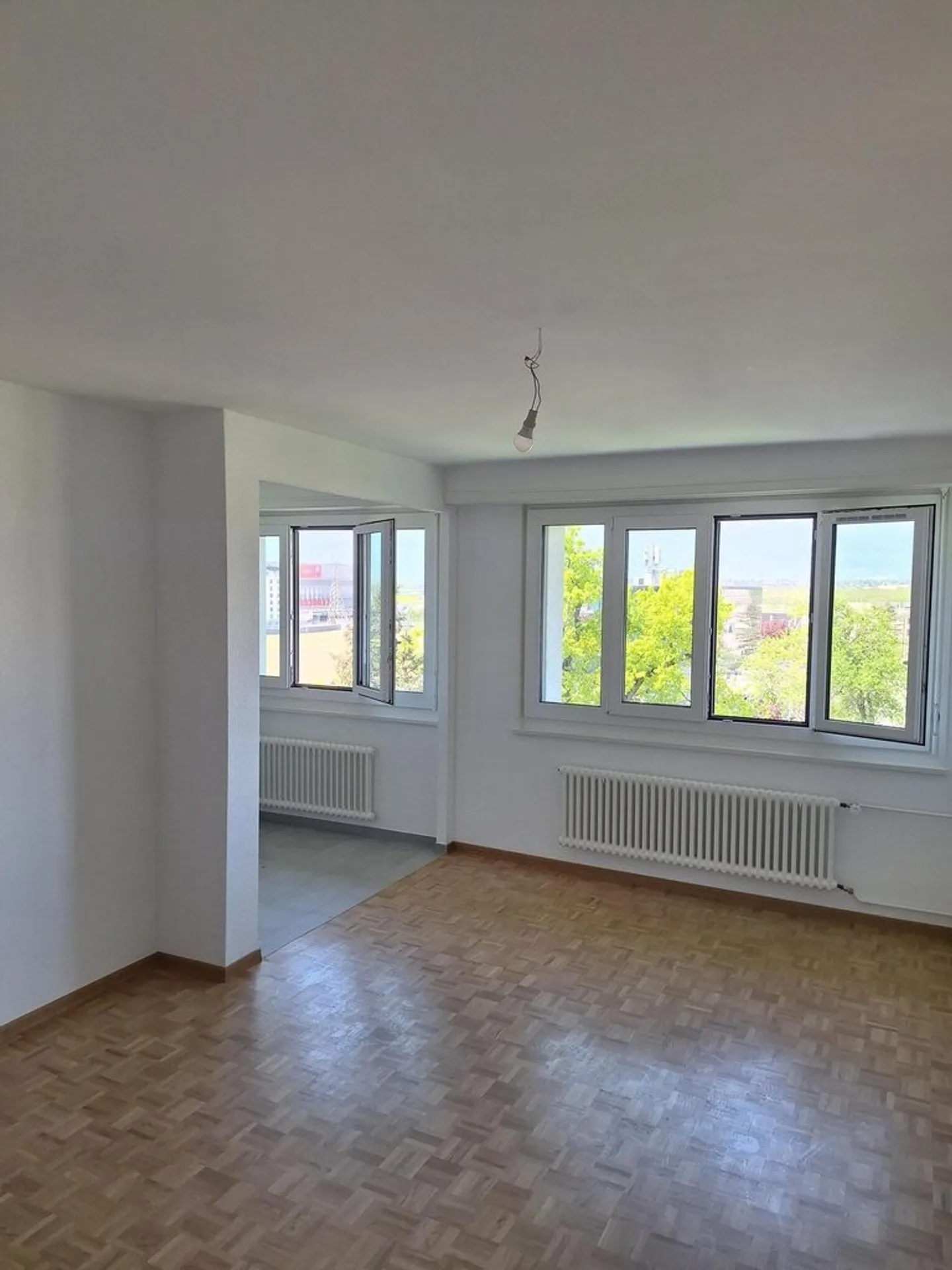 Completely renovated apartment, ideal near the Nations - Photo 3 of 8