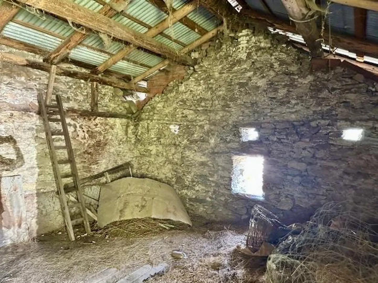 Rustique de 4 pièces à rénover avec vue panoramique et environnement - Photo 10 sur 18