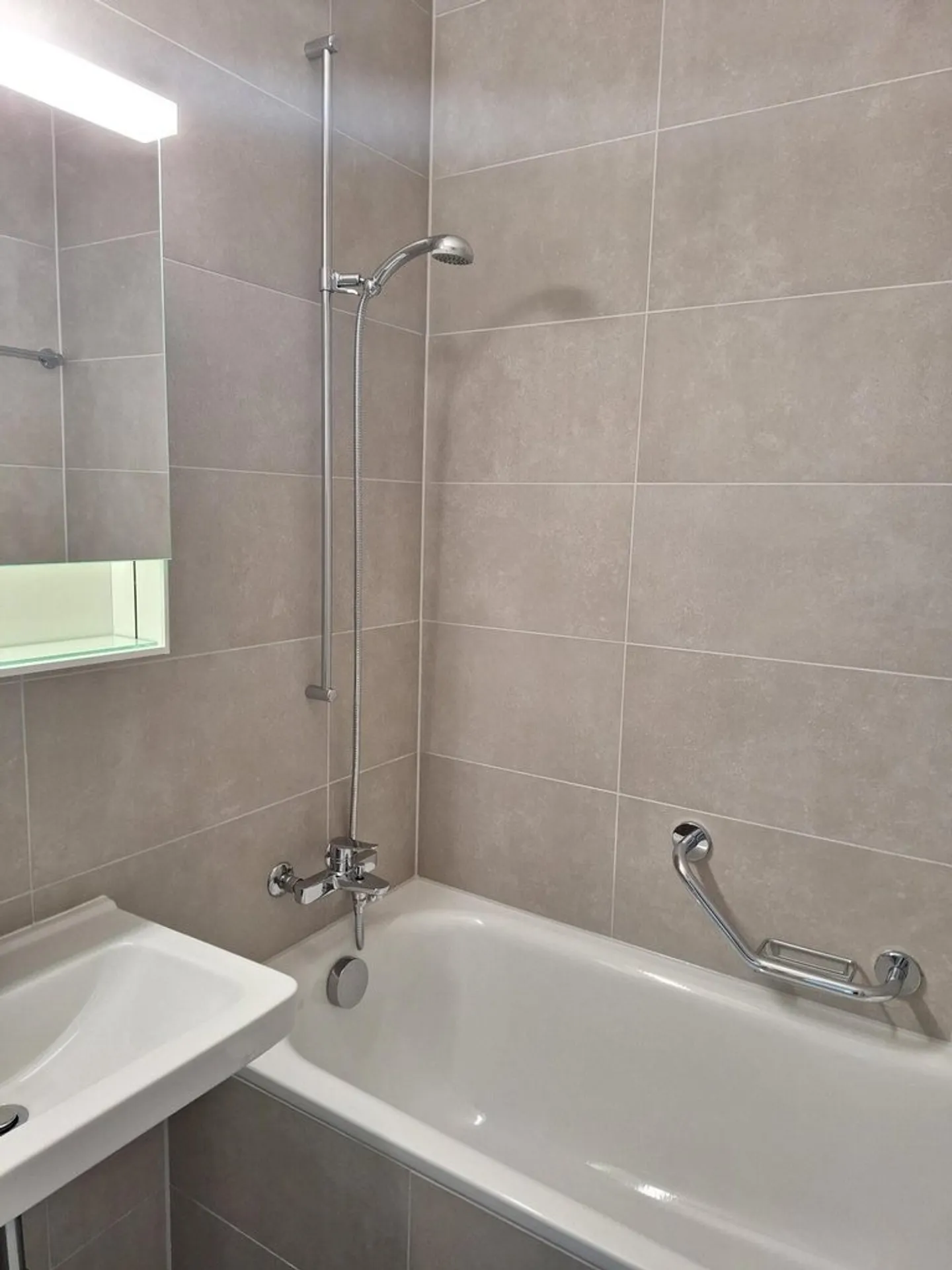 Completely renovated apartment, ideal near the Nations - Photo 5 of 8