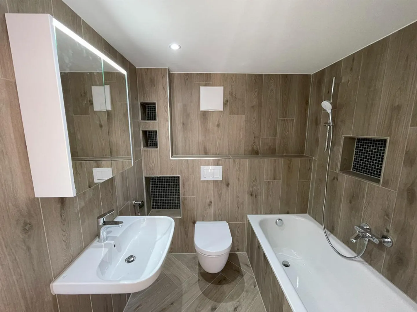 Appartement moderne de 3,5 pièces, entièrement rénové, à Wagenhausen - Photo 1 sur 9