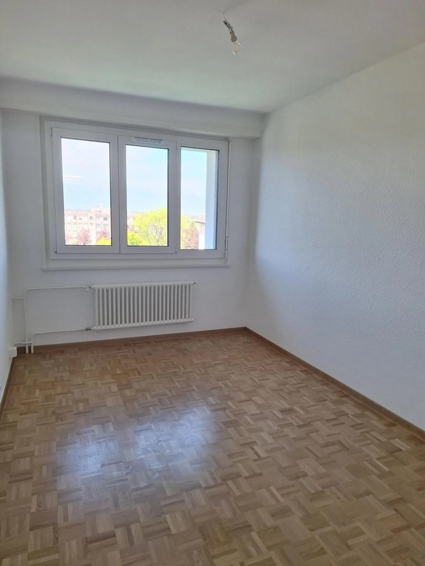 Completely renovated apartment, ideal near the Nations - Photo 8 of 8