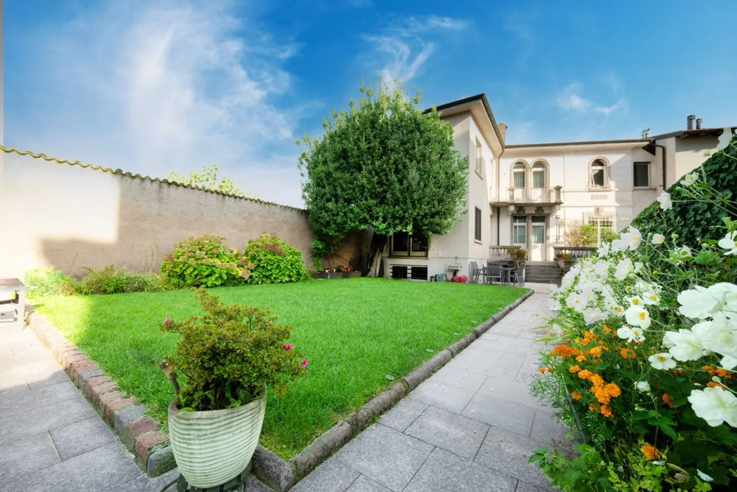 Résidence historique prestigieuse avec jardin au cœur de la vieille ville de Mendrisio. - Photo 2 sur 12