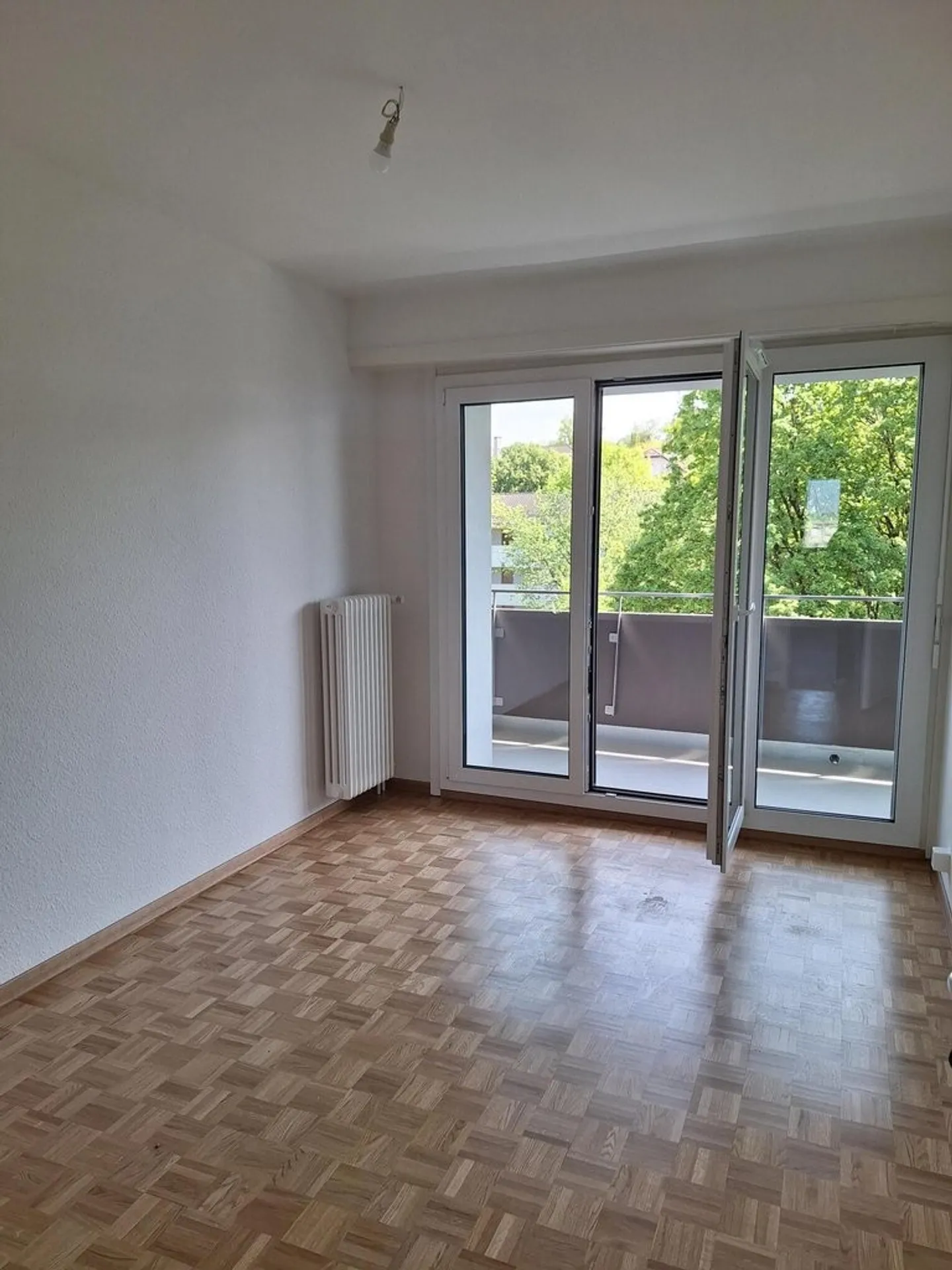 Completely renovated apartment, ideal near the Nations - Photo 7 of 8