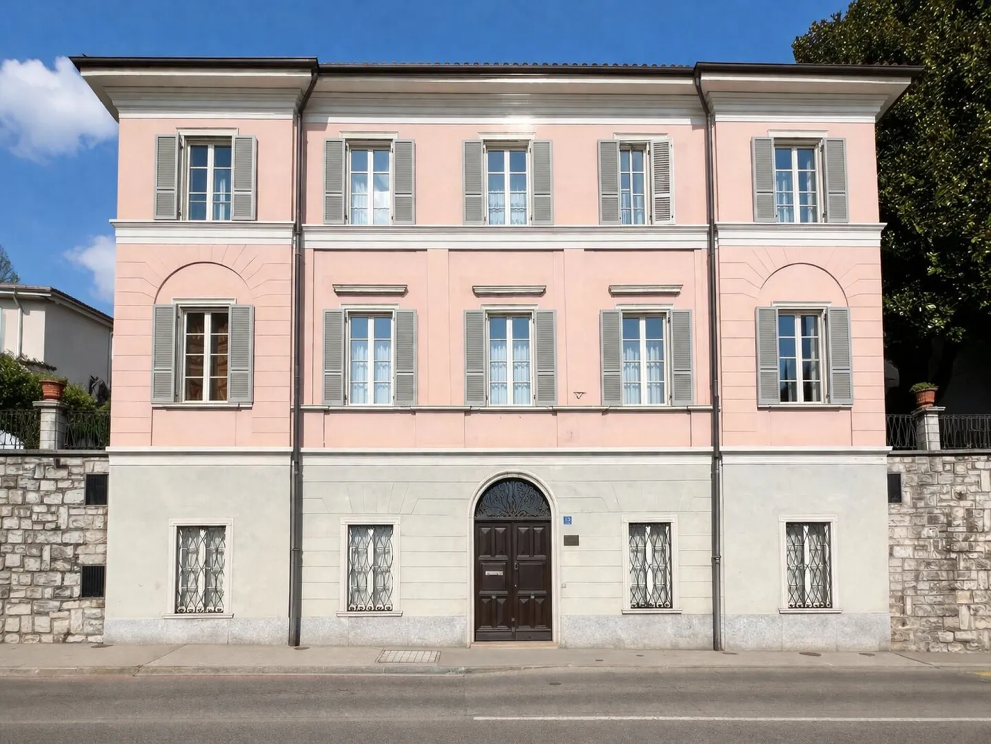Elegante villa d'epoca con giardino e terrazze nel cuore di Balerna - Photo 2 sur 38