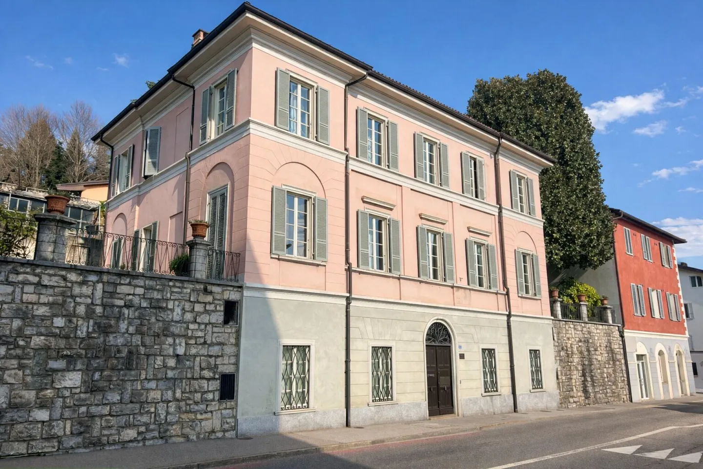 Elegante villa d'epoca con giardino e terrazze nel cuore di Balerna - Photo 1 sur 38
