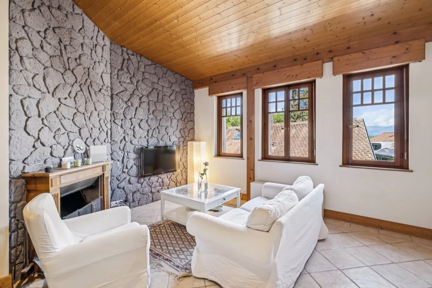 Elegant bright attic with beautiful volumes - Photo 2 of 9
