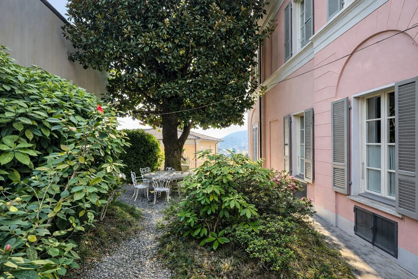 Elegante villa d'epoca con giardino e terrazze nel cuore di Balerna - Photo 7 sur 38