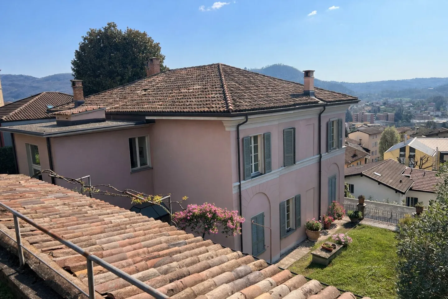 Elegante villa d'epoca con giardino e terrazze nel cuore di Balerna - Photo 9 sur 38
