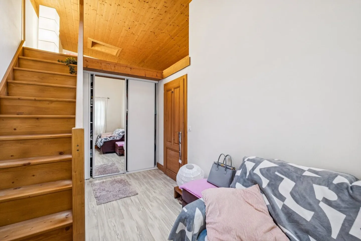 Elegant bright attic with beautiful volumes - Photo 6 of 9