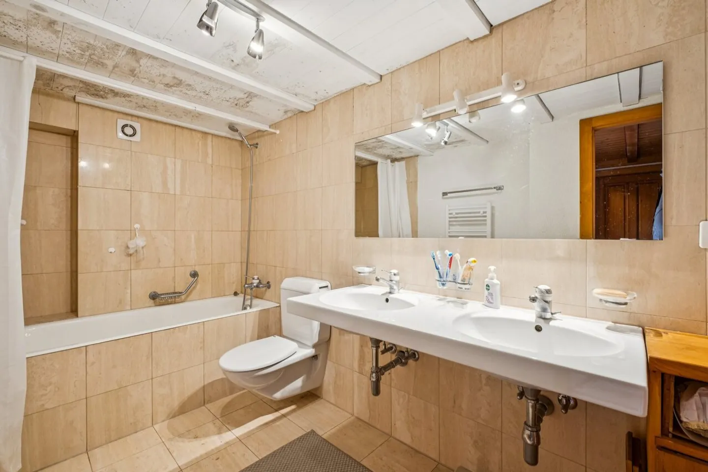 Elegant bright attic with beautiful volumes - Photo 7 of 9