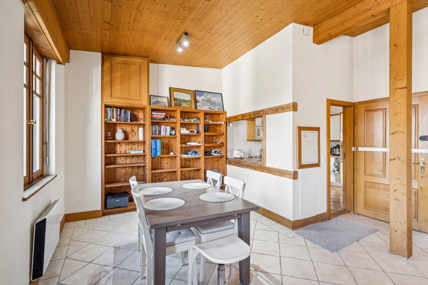Elegant bright attic with beautiful volumes - Photo 3 of 9