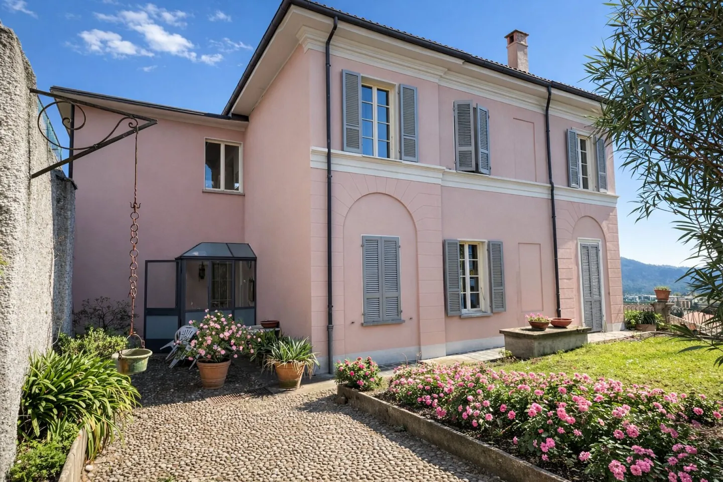 Elegante villa d'epoca con giardino e terrazze nel cuore di Balerna - Photo 5 sur 38