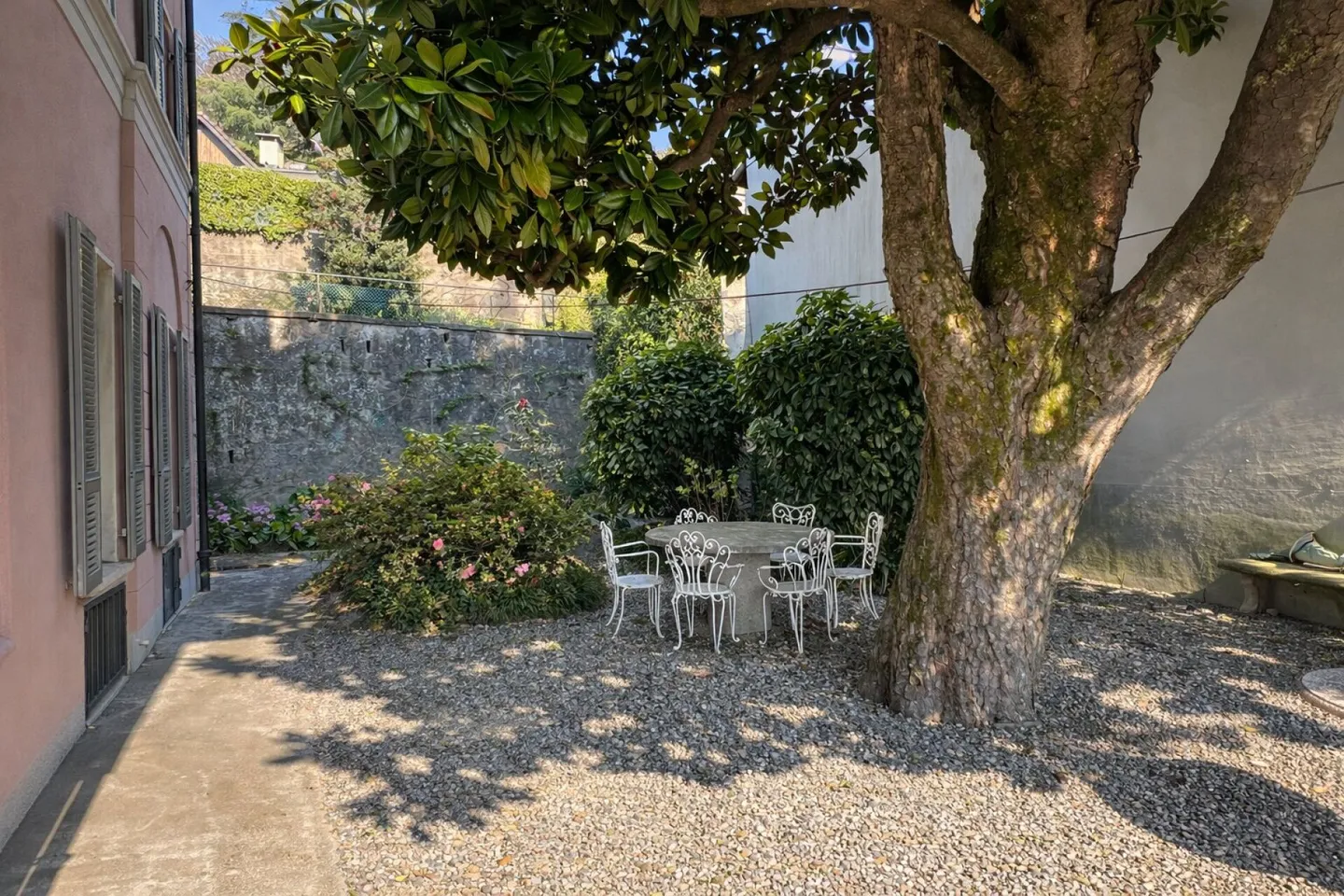 Elegante villa d'epoca con giardino e terrazze nel cuore di Balerna - Photo 6 sur 38