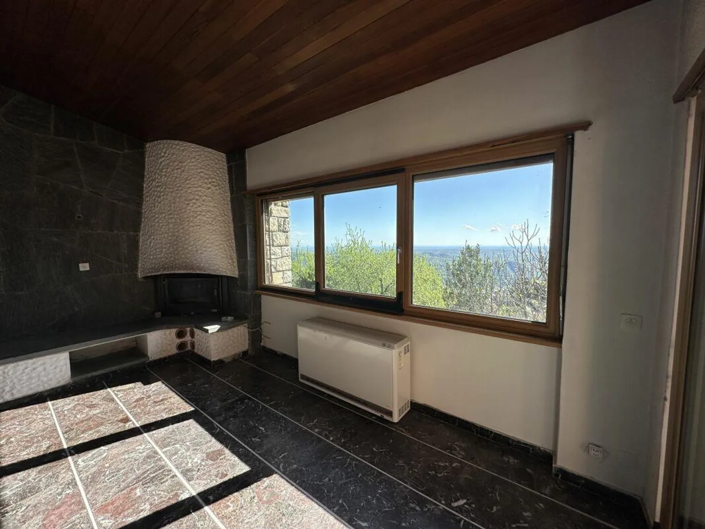 Una casa vacanze unica e un'opportunità: villa panoramica con potenziale infinito - Foto 1 di 11