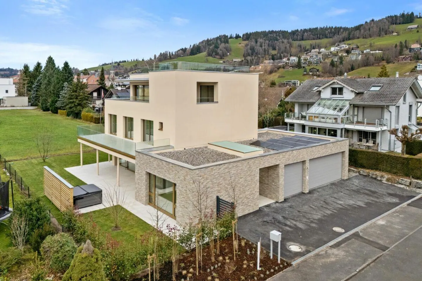 Villa neuve exclusive avec terrasse sur le toit, ascenseur et luxueux espace de vie intérieur-extérieur - Photo 1 sur 30