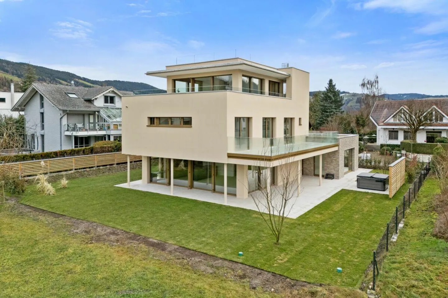 Villa neuve exclusive avec terrasse sur le toit, ascenseur et luxueux espace de vie intérieur-extérieur - Photo 2 sur 30