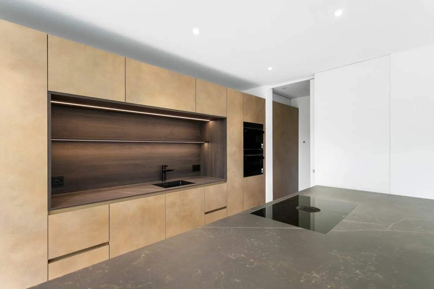 Villa neuve exclusive avec terrasse sur le toit, ascenseur et luxueux espace de vie intérieur-extérieur - Photo 9 sur 30