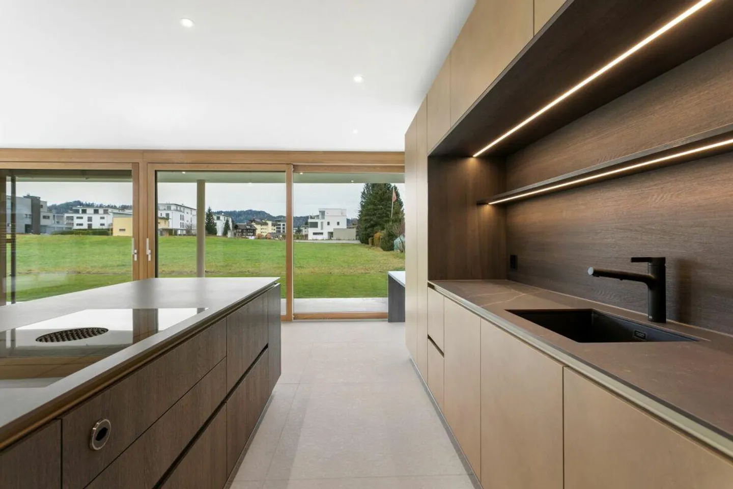 Villa neuve exclusive avec terrasse sur le toit, ascenseur et luxueux espace de vie intérieur-extérieur - Photo 10 sur 30