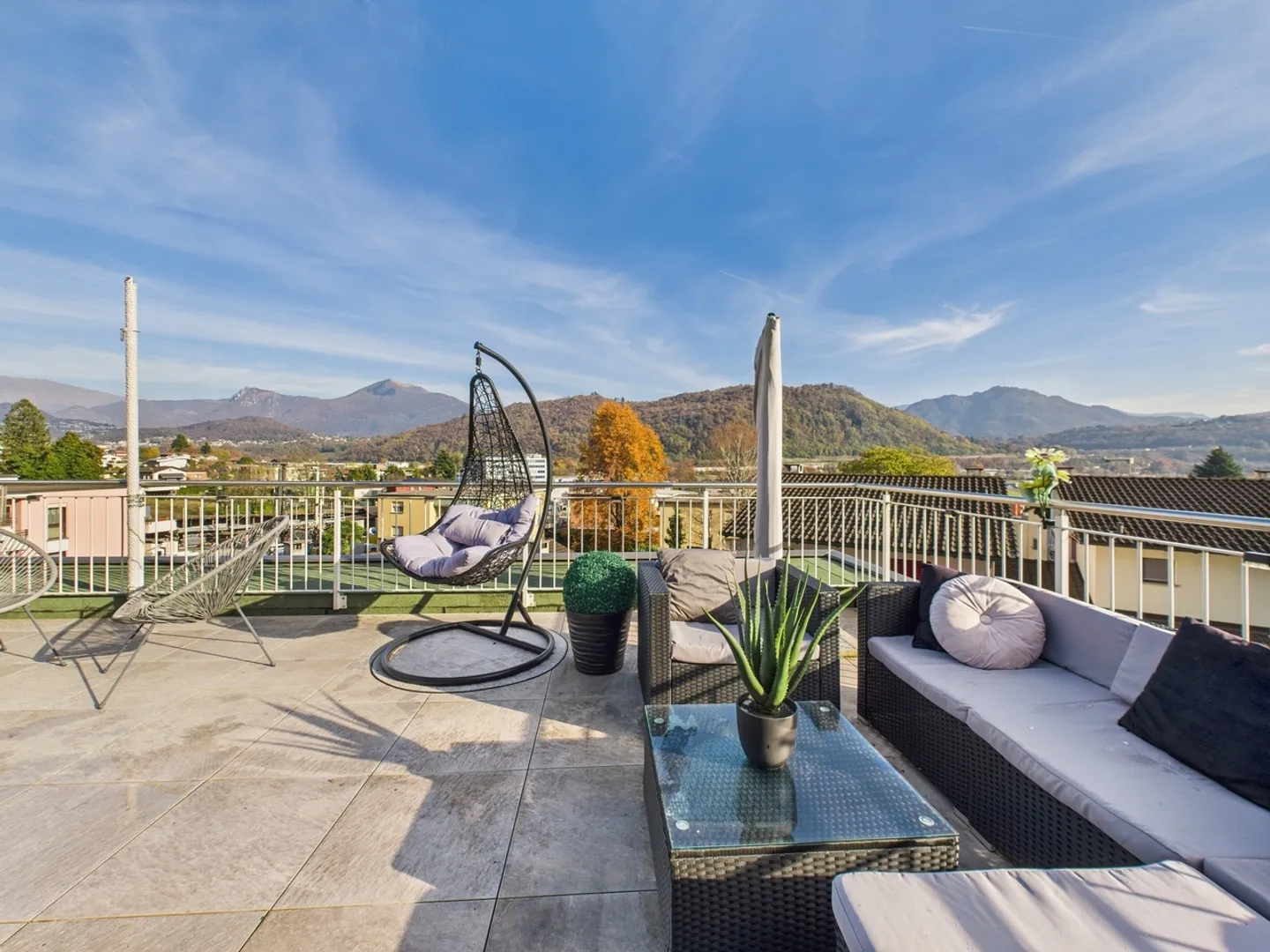 Modern 2.5-room attic flat with large balcony, Agno - Photo 1 of 11