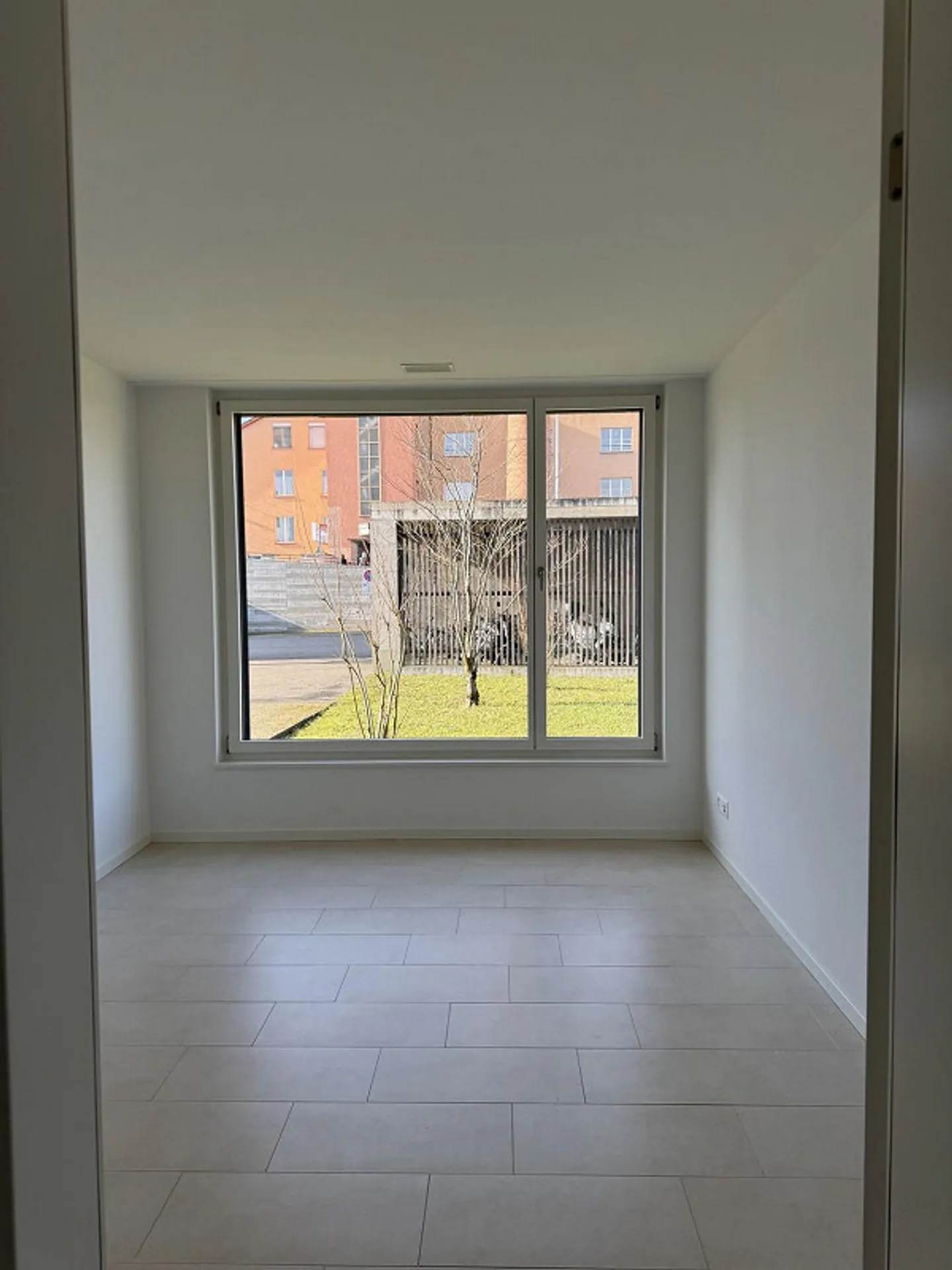 Appartamento moderno con 4 stanze e terrazza spaziosa - Foto 4 di 9