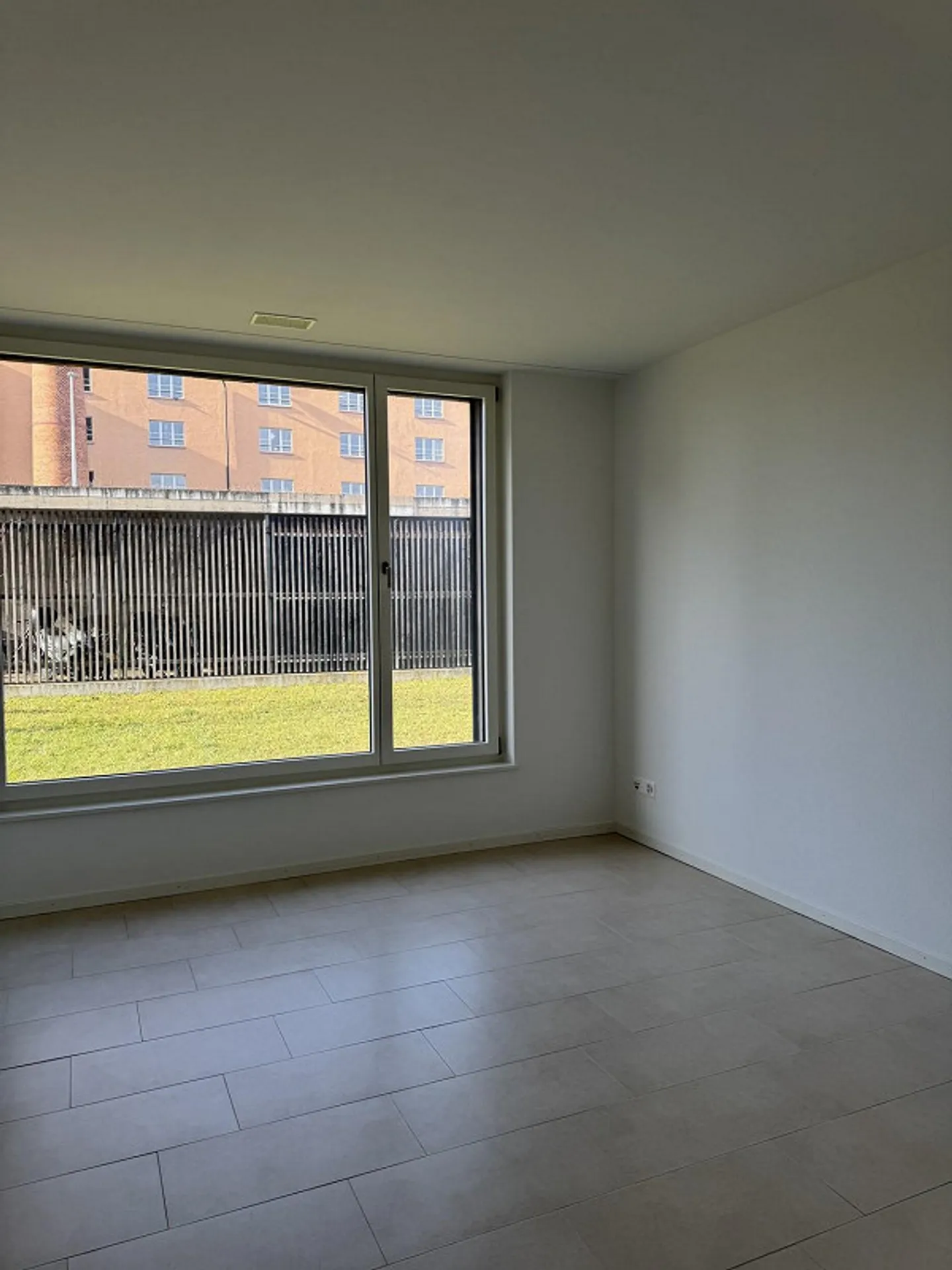 Appartamento moderno con 4 stanze e terrazza spaziosa - Foto 5 di 9