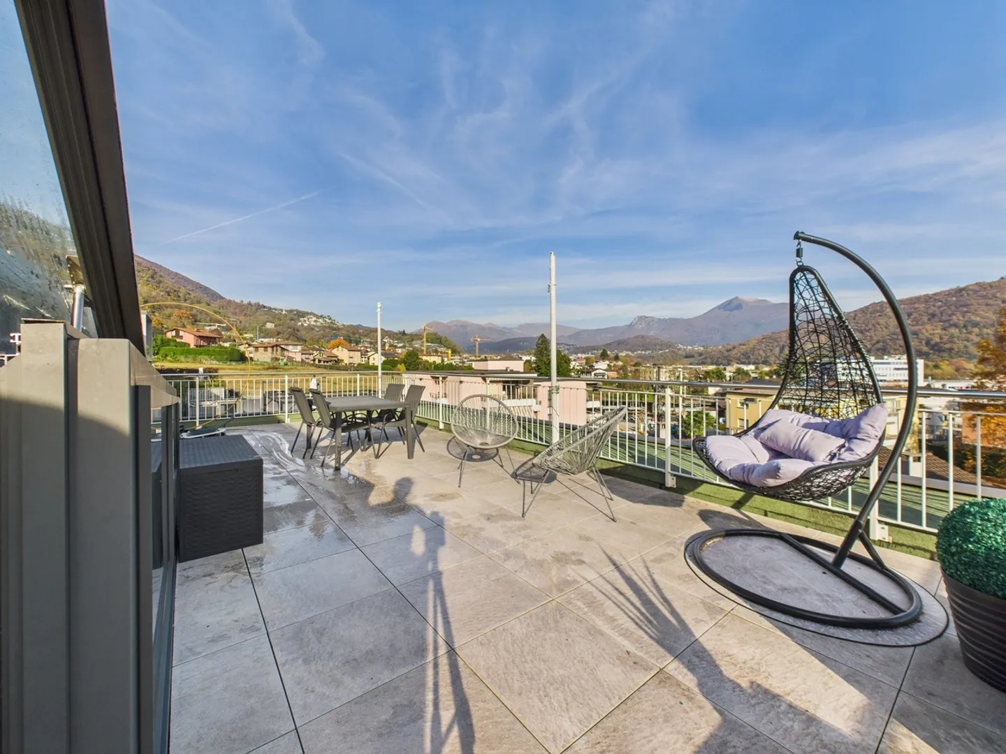 Modern 2.5-room attic flat with large balcony, Agno - Photo 8 of 11