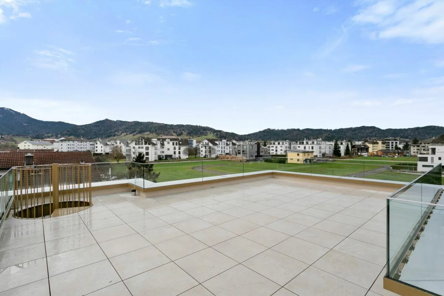 Villa neuve exclusive avec terrasse sur le toit, ascenseur et luxueux espace de vie intérieur-extérieur - Photo 30 sur 30