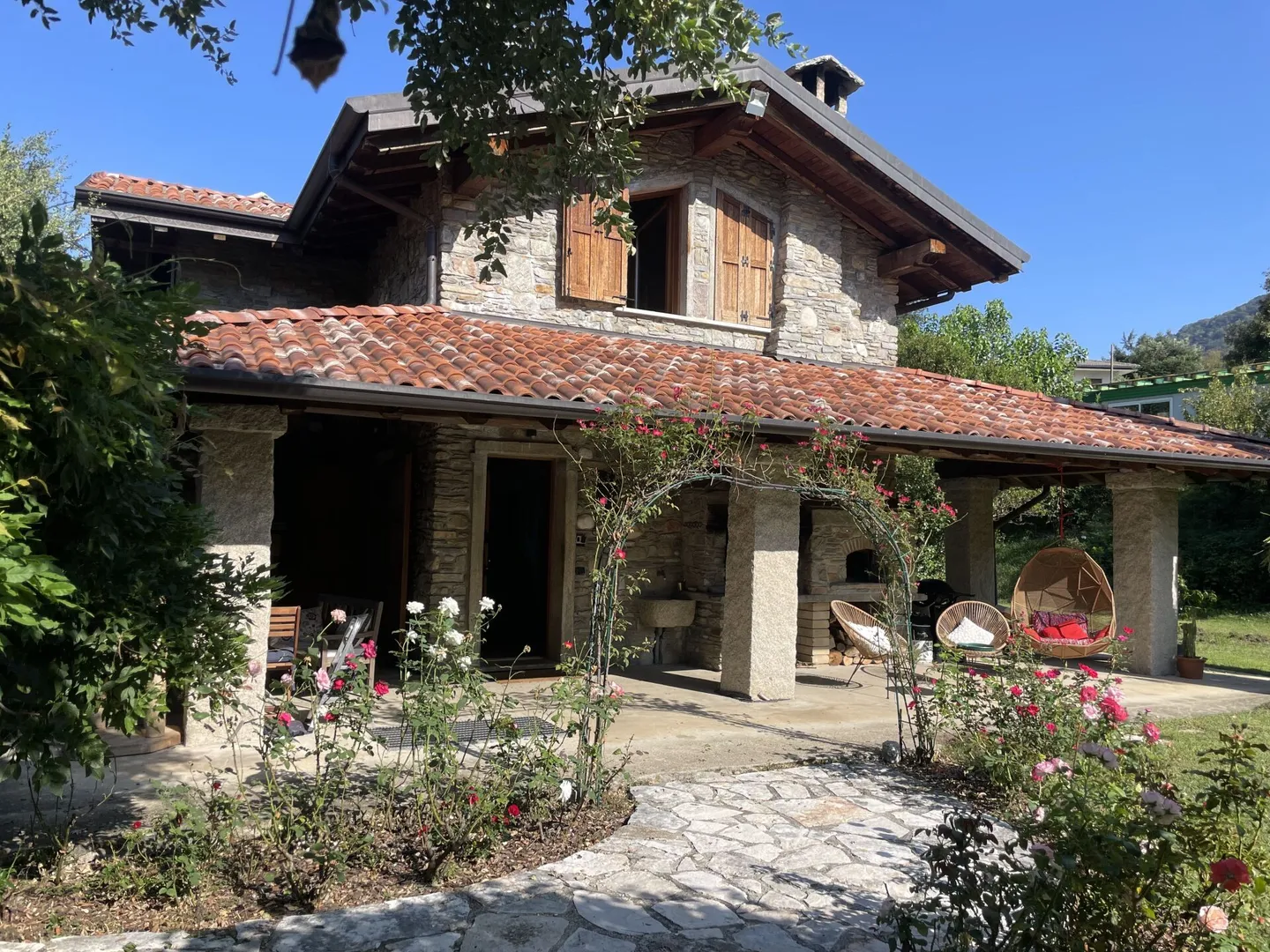 Charming villa with large garden - Photo 1 of 19