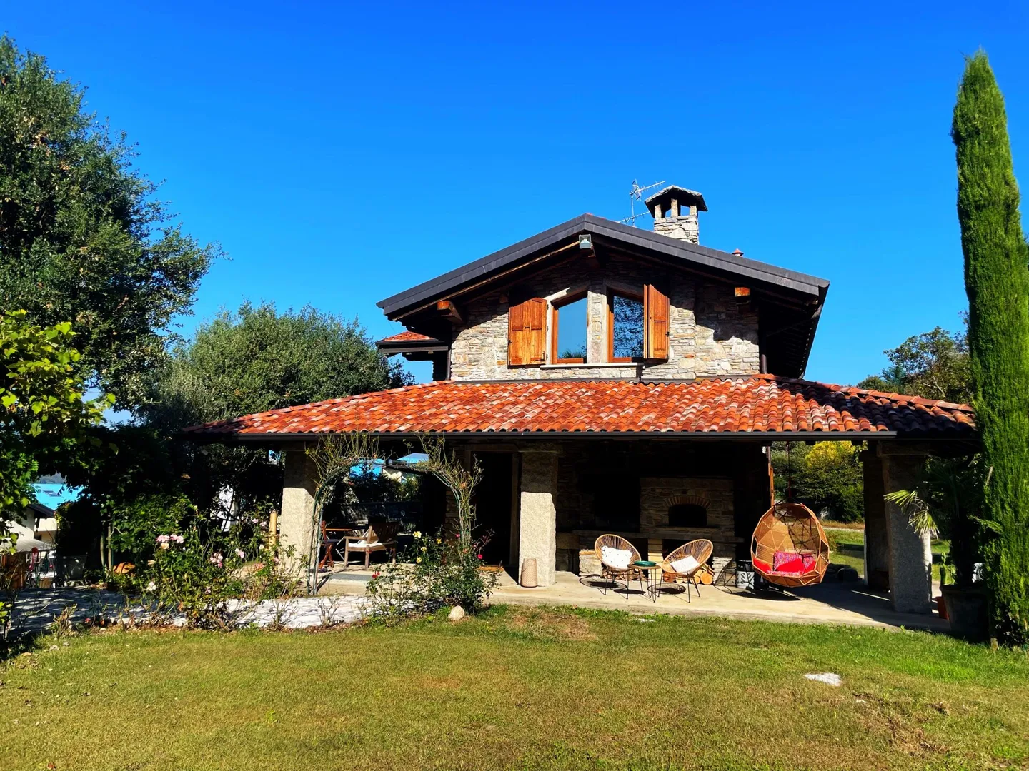 Charming villa with large garden - Photo 2 of 19