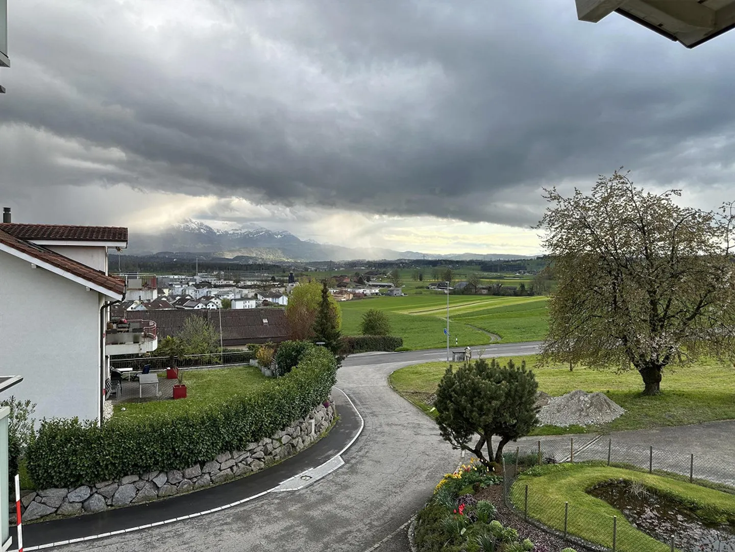 Ampio appartamento di 5½ stanze in una casa trifamiliare ben tenuta - Foto 1 di 18