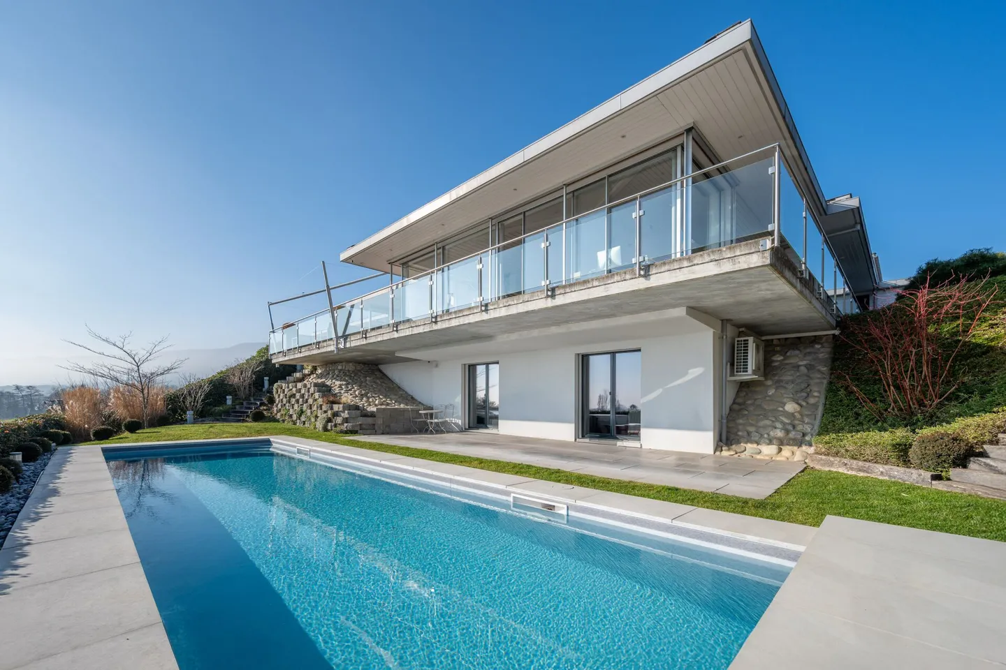 Villa contemporaine avec vue sur le lac - Photo 1 sur 12