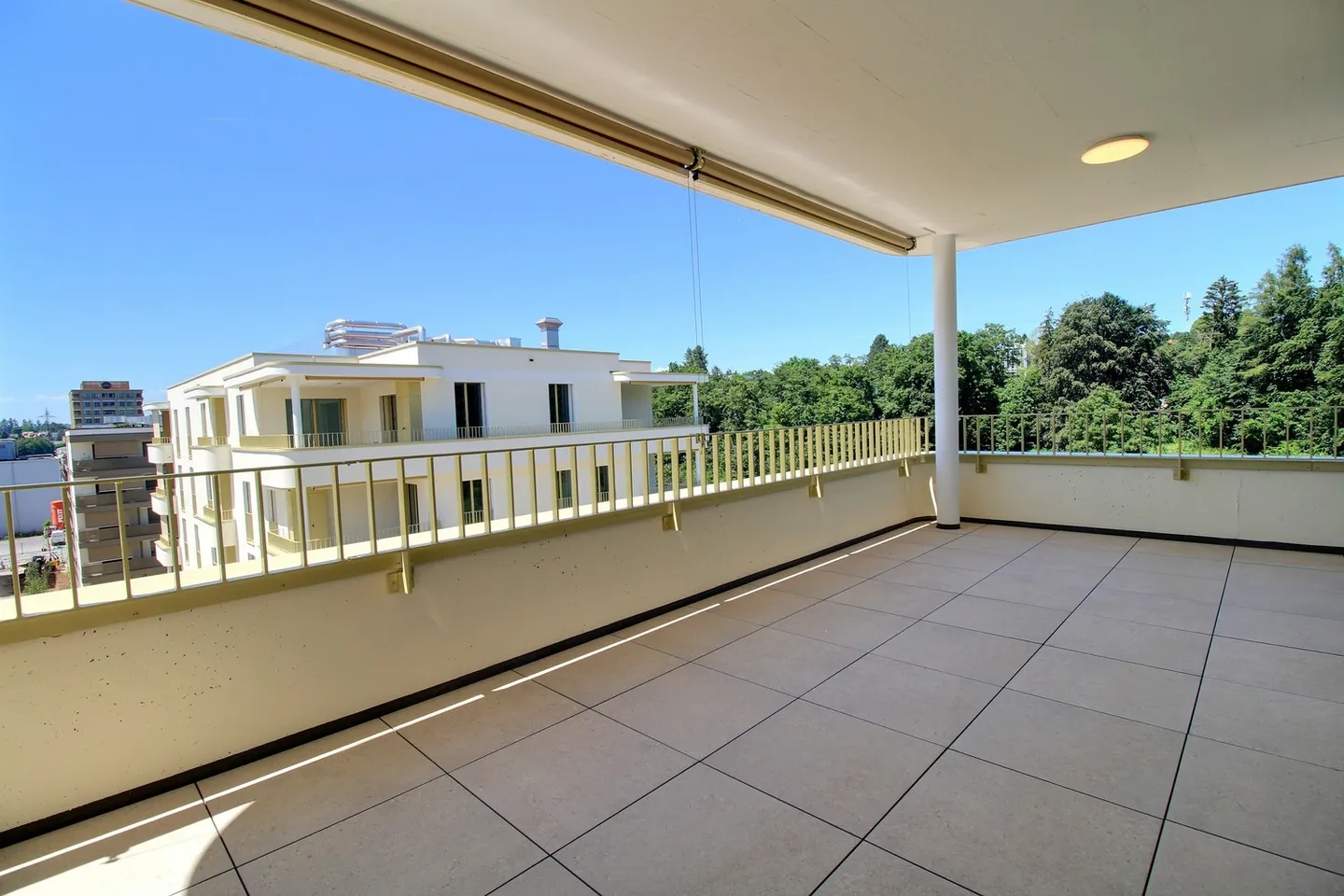 Eccezionale appartamento di 5,5 locali all'ultimo piano in affitto a Marly! - Foto 2 di 13