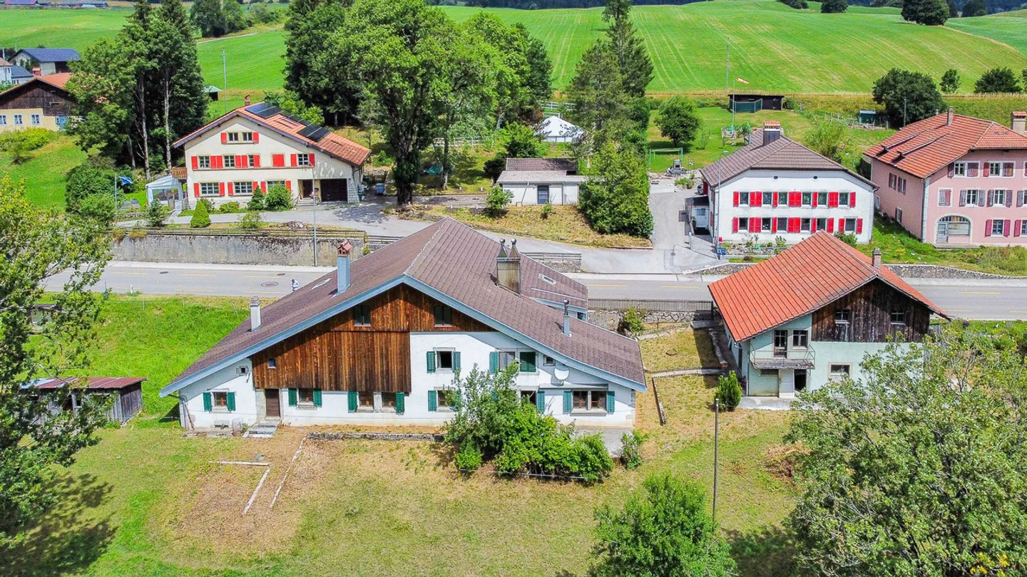 Ferme neuchâteloise à rénover avec grange et maison attenante - Photo 1 sur 25