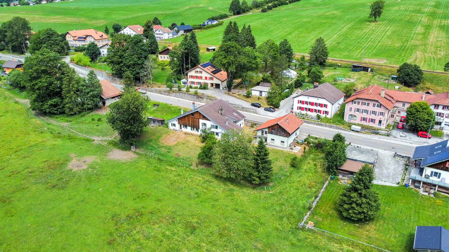 Ferme neuchâteloise à rénover avec grange et maison attenante - Photo 2 sur 25