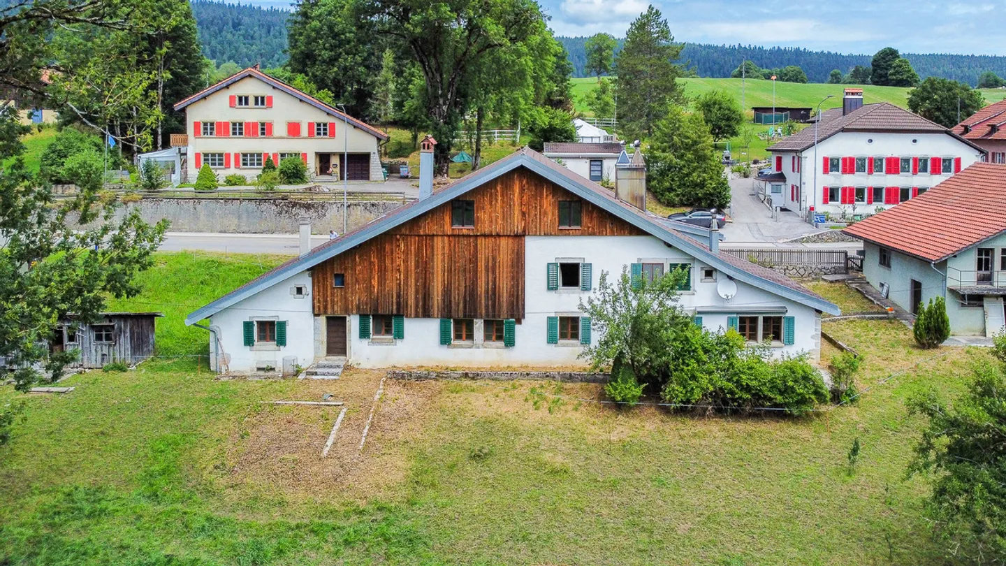 Ferme neuchâteloise à rénover avec grange et maison attenante - Photo 3 sur 25