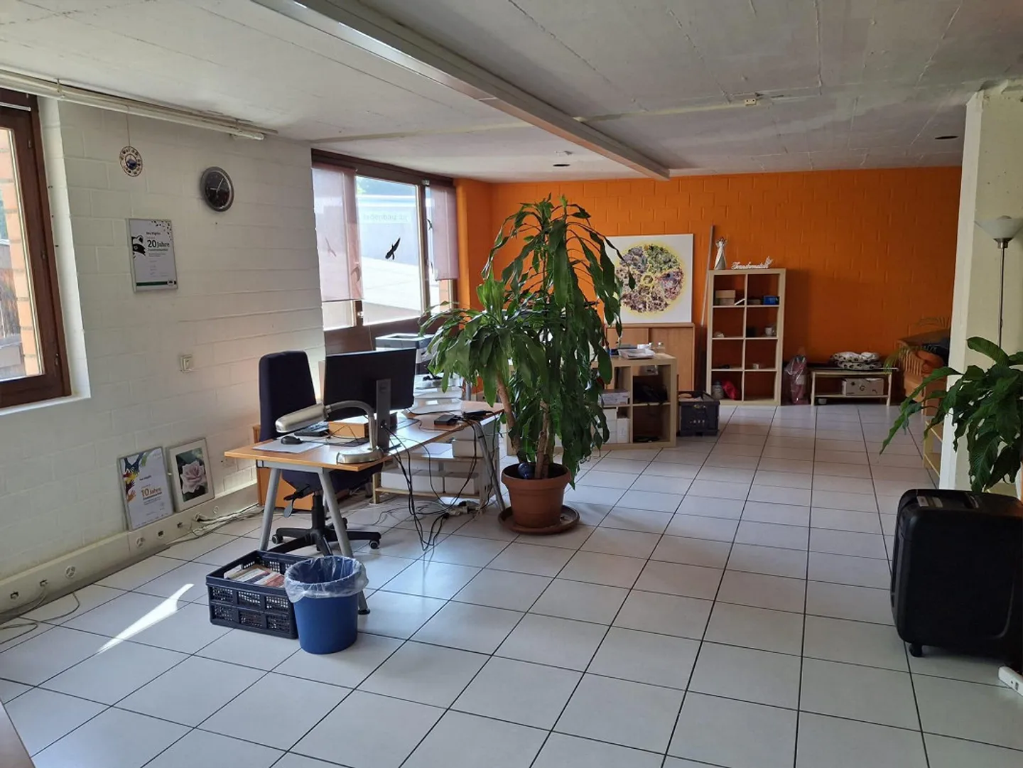 Espace commercial entrepôt incluant bureau - Photo 1 sur 6