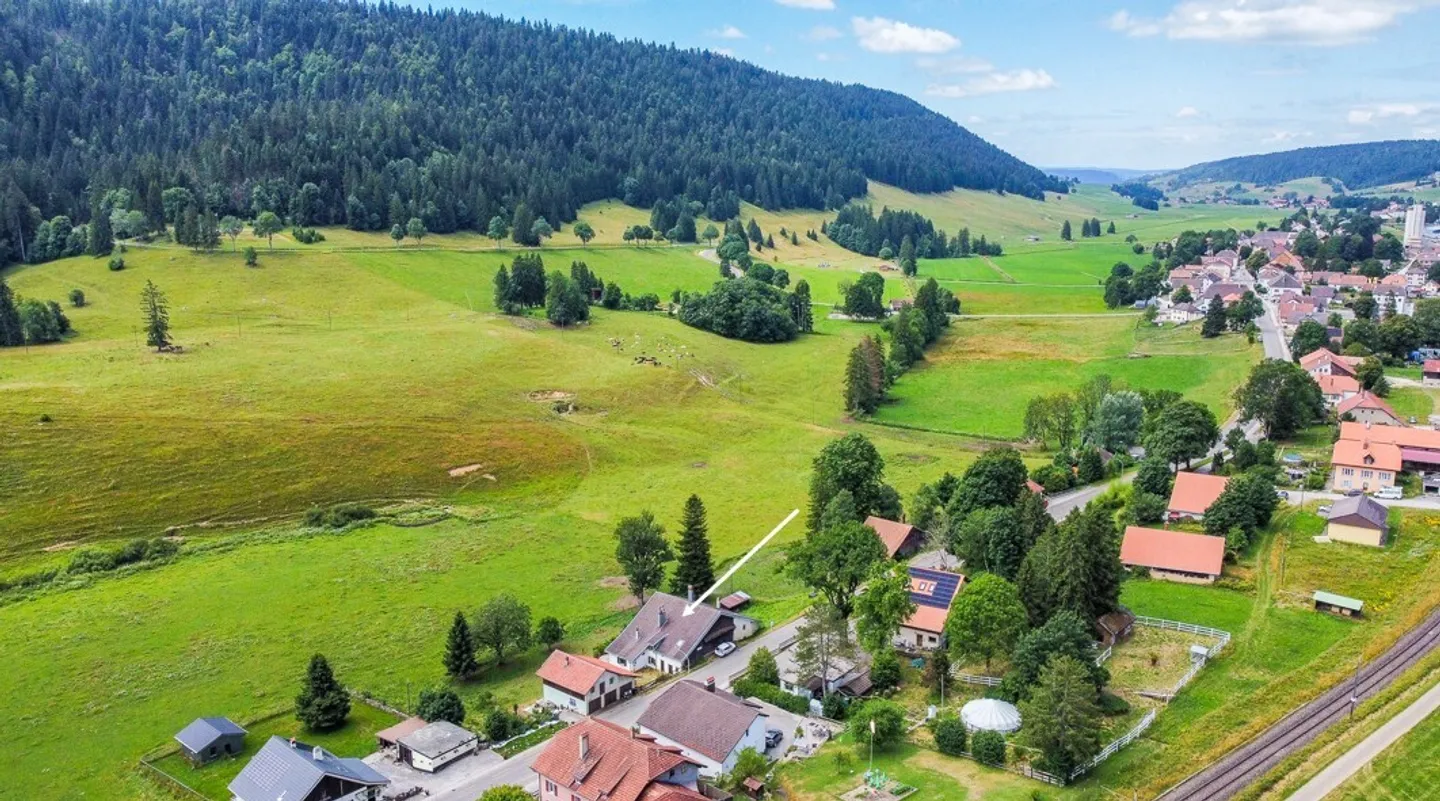 Ferme neuchâteloise à rénover avec grange et maison attenante - Photo 4 sur 25